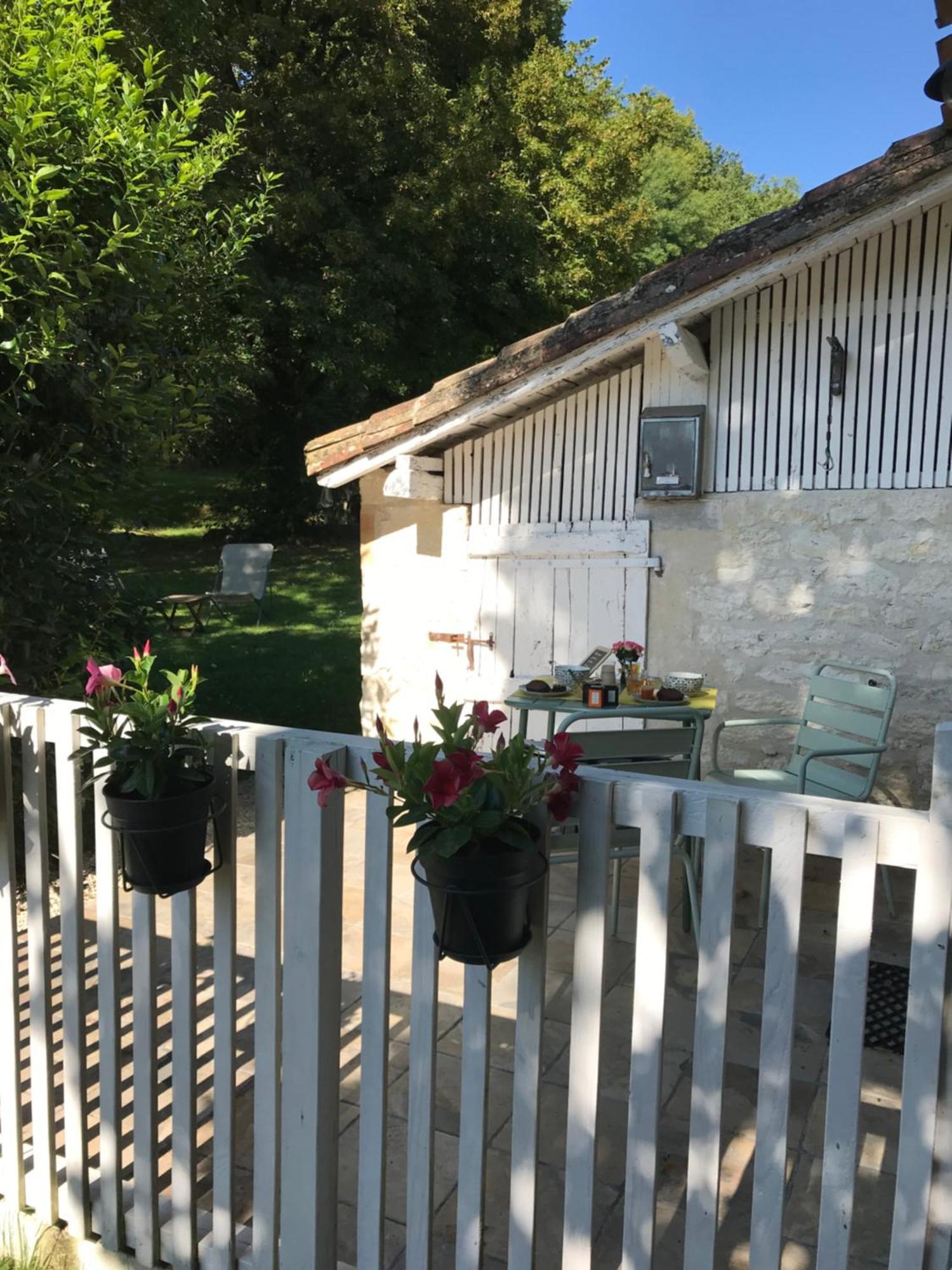 Le Val Du Pech Chantant Chambres D'Hotes Pern Exterior photo